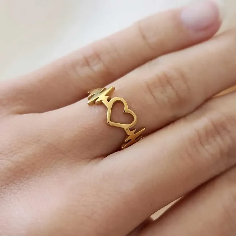 ANEL AÇO DOURADO CORAÇÃO VAZADO E BATIDAS