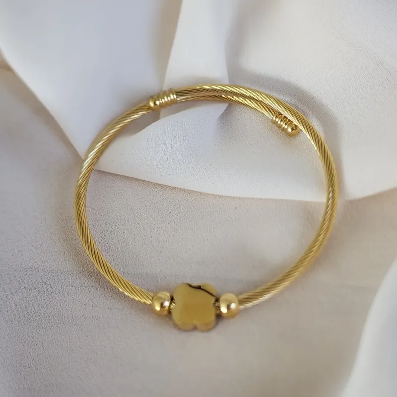BRACELETE PULSEIRA AÇO ARO PINGENTE TREVO DOURADA