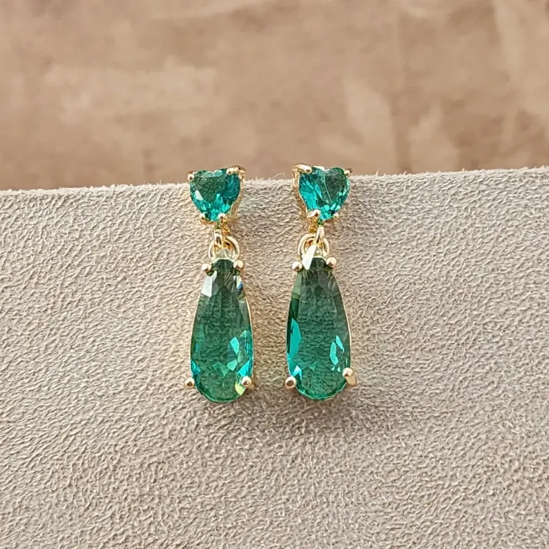 BRINCO DOURADO PEDRAS CORAÇÃO GOTA ESMERALDA