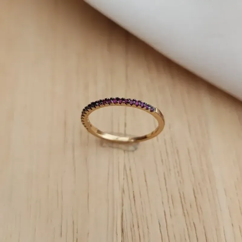 ANEL DOURADO MEIA ALIANÇA ZIRCÔNIAS RUBELITA