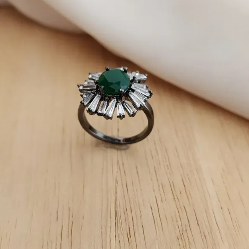 ANEL RÓDIO NEGRO PIZZA ESMERALDA COM ZIRCÔNIAS CRISTAL