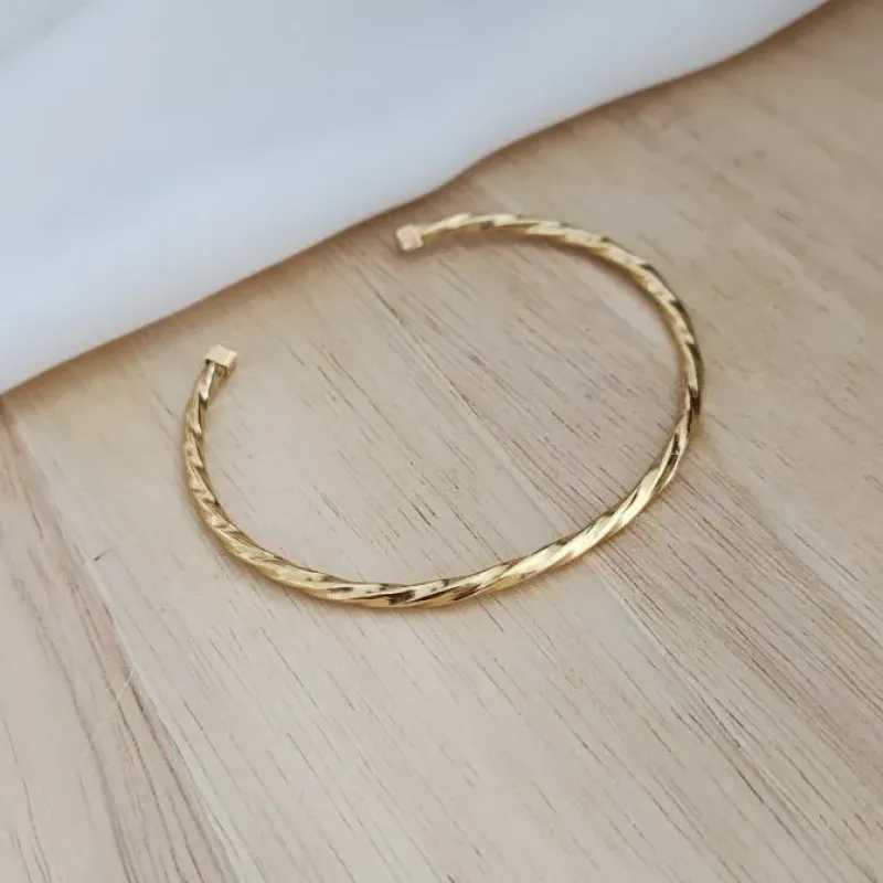BRACELETE DOURADO ABERTO LISO TORCIDO