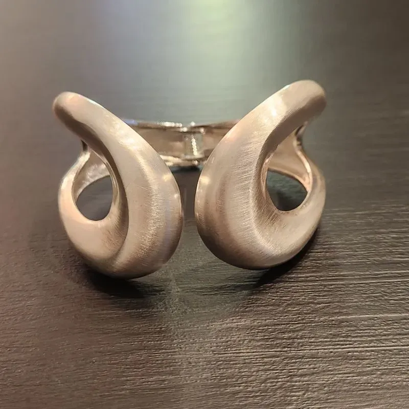 BRACELETE PRATA FOSQUEADA AJUSTÁVEL DUAS GOTAS VAZADAS