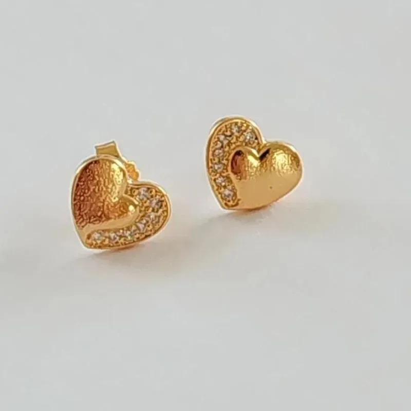 BRINCO DOURADO CORAÇÃO DETALHE CRAVEJADO CRISTAL