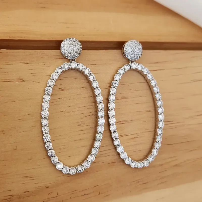 BRINCO FESTA RÓDIO BRANCO OVAL ZIRCÔNIAS CRISTAL