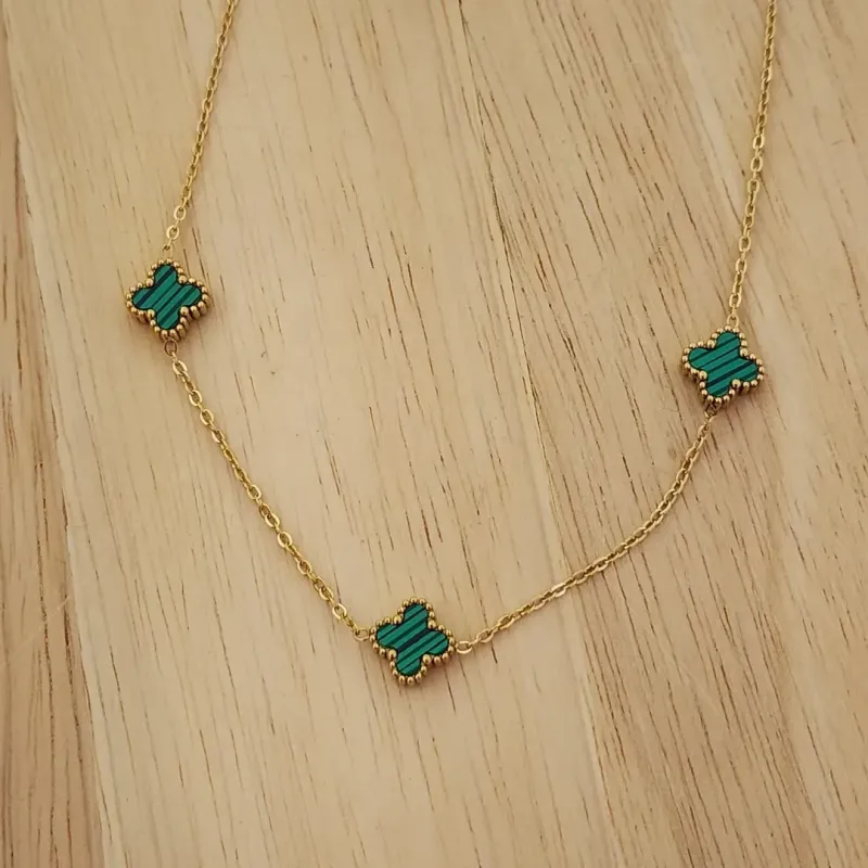 COLAR AÇO DOURADO TRÊS TREVOS VERDES P