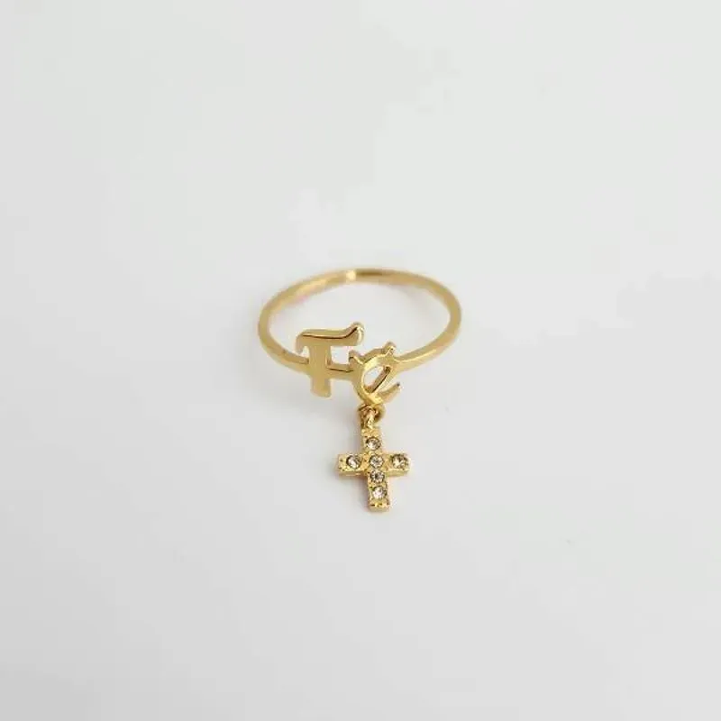 ANEL DOURADO FÉ CRUZ CRAVEJADA EM MICROZIRCÔNIAS CRISTAL