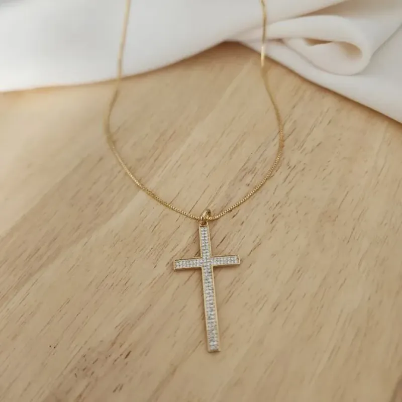 COLAR DOURADO CRUZ CRAVEJADA EM MICROZIRCÔNIAS CRISTAl