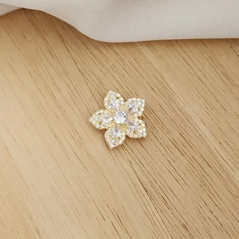 PINGENTE CHARM DOURADO FLÔR CRAVEJADO EM ZIRCÔNIAS