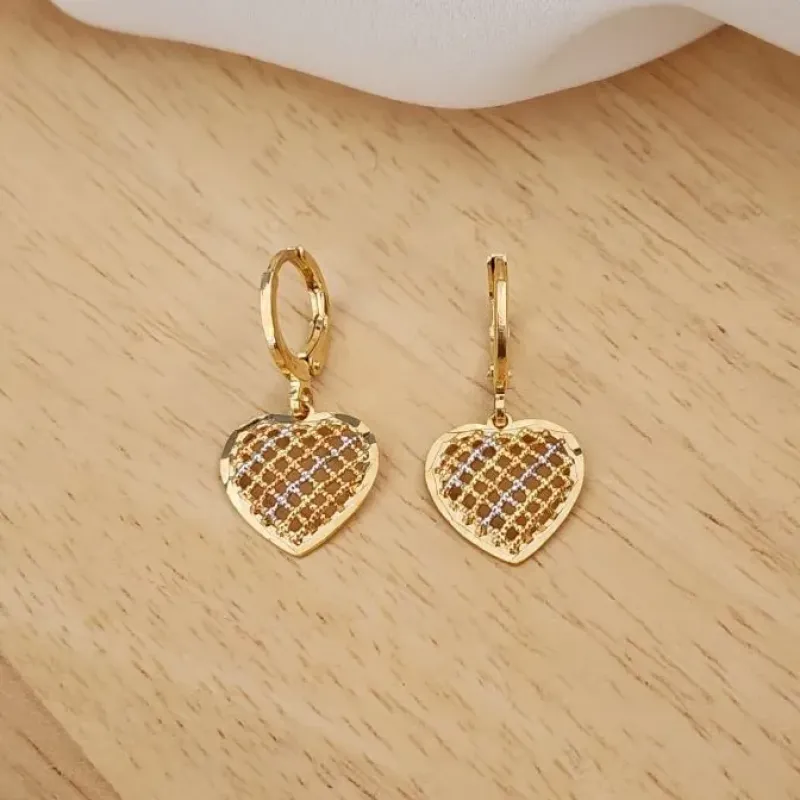 ARGOLA CORAÇÃO COM DETALHES VAZADOS TRÊS BANHOS