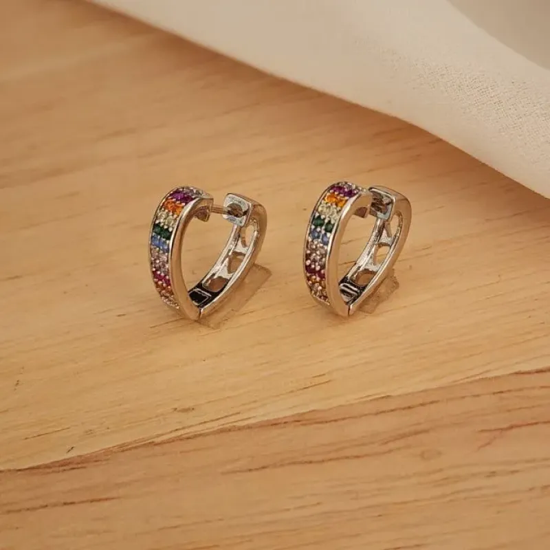 BRINCO ARGOLA CRAVEJADA MICROZIRCÔNIAS COLORIDAS CORAÇÃO