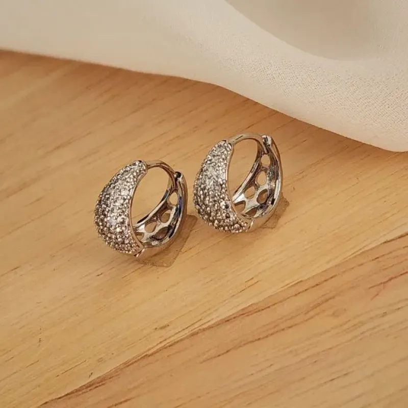 BRINCO ARGOLA CRAVEJADA MICROZIRCÔNIAS  GOTA FUNDO VAZADO