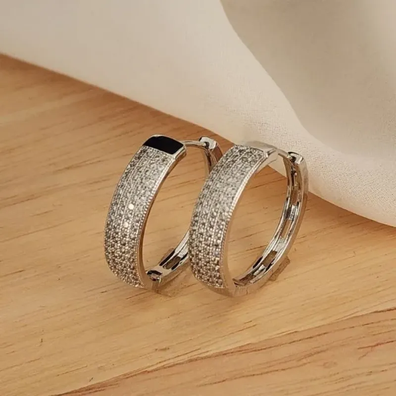 BRINCO ARGOLA CRAVEJADA MICROZIRCÔNIAS QUATRO FIOS