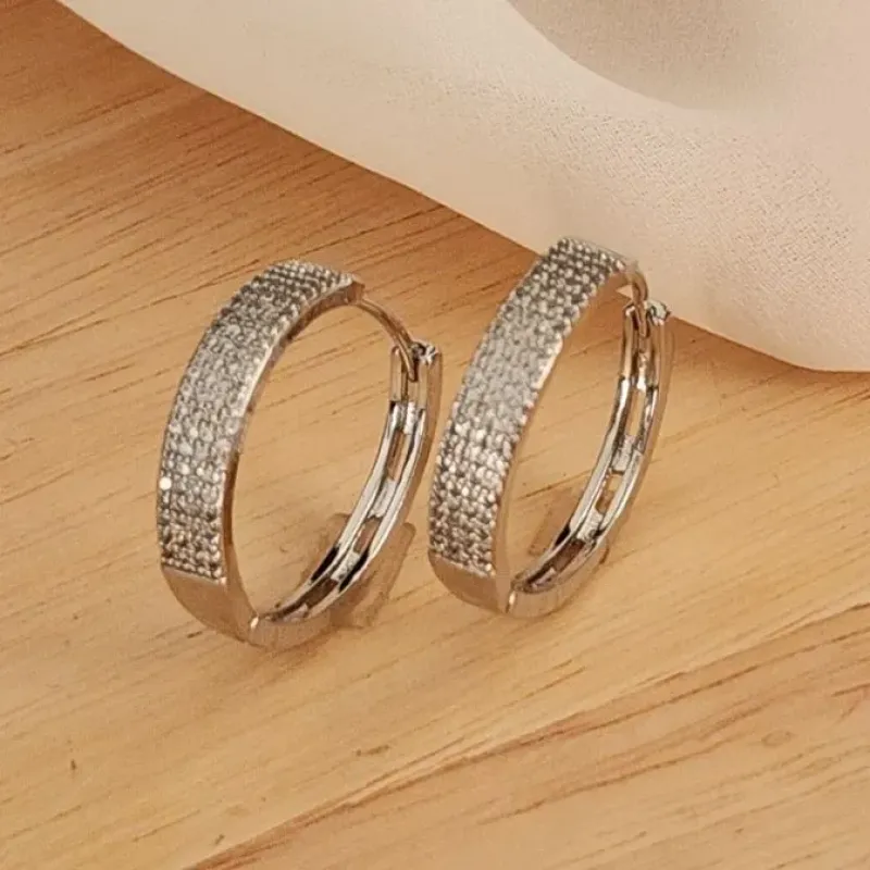BRINCO ARGOLA CRAVEJADA MICROZIRCÔNIAS TRÊS FIOS