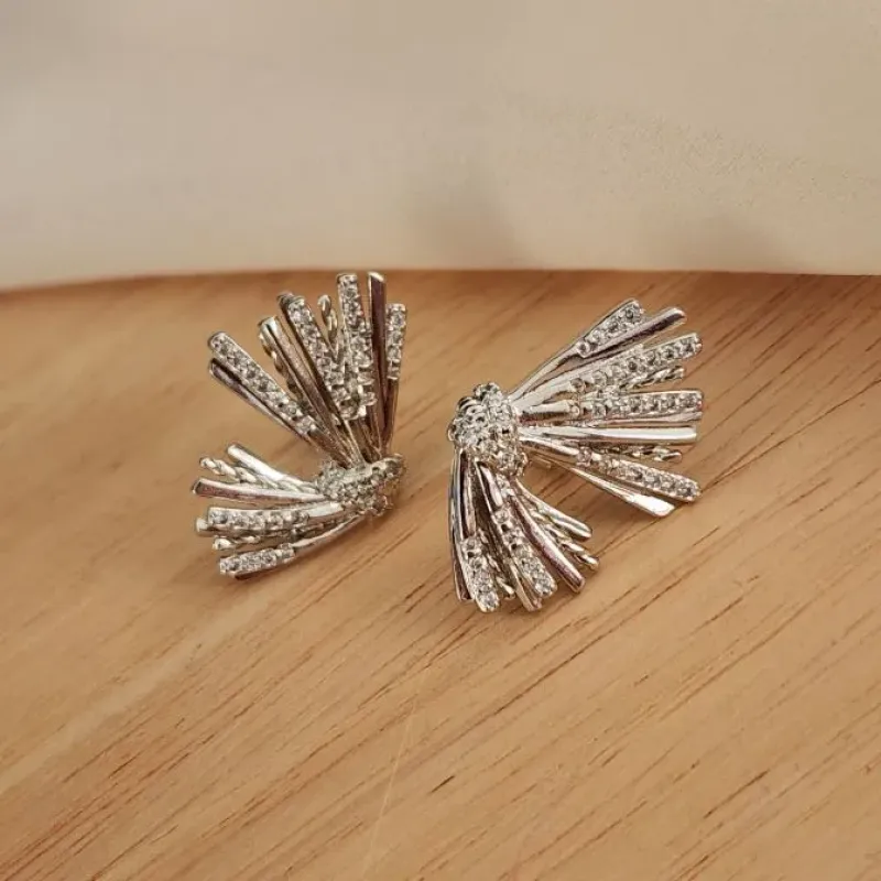 BRINCO MEIO LAÇO CRAVEJADO EM MICROZIRCÔNIAS