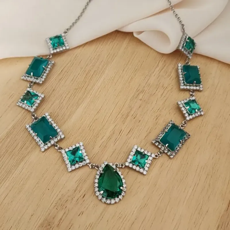 COLAR CHOKER LUXO PEDRAS FORMAS VERDE RÓDIO BRANCO