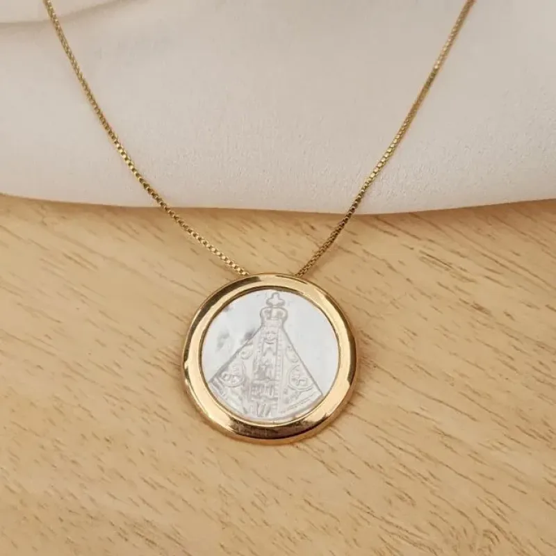 COLAR DOURADO NOSSA SENHORA APARECIDA MADREPÉROLA