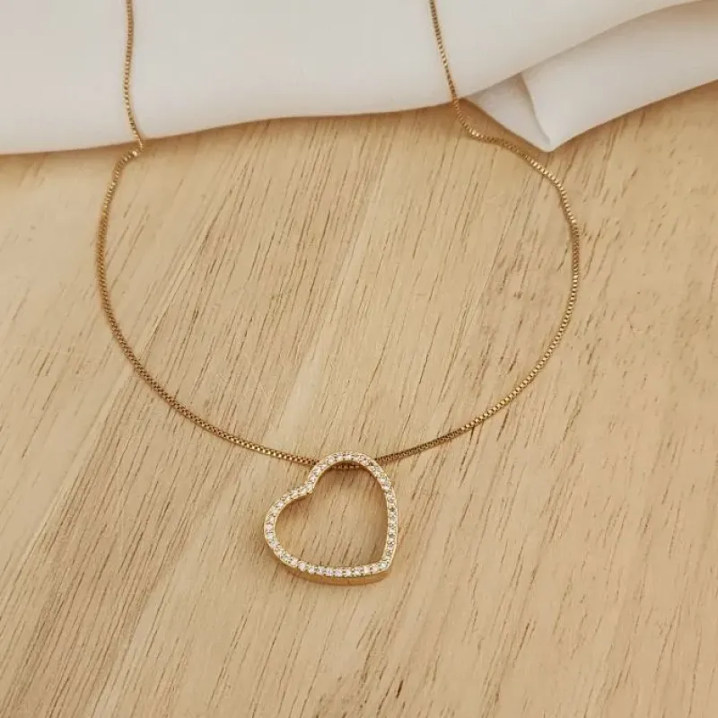COLAR PINGENTE CORAÇÃO VAZADO MICROZIRCÔNIAS CRISTAL