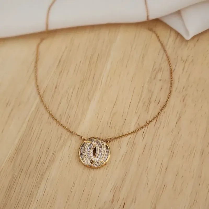 COLAR PINGENTE REDONDO BAGUETES DOURADO - ZIRCÔNIA CRISTAL