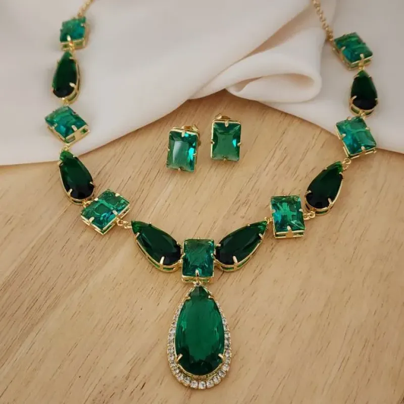 CONJUNTO COLAR E BRINCOS LUXO PEDRAS FORMAS TONS VERDES