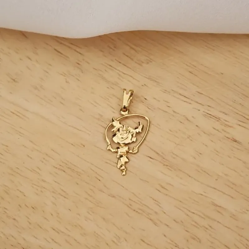 PINGENTE DOURADO MENINA PULANDO CORDA