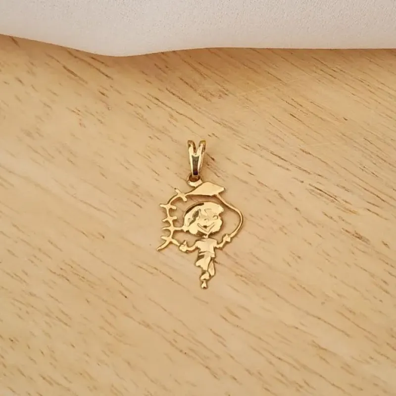 PINGENTE DOURADO MENINO SOLTANDO PIPA