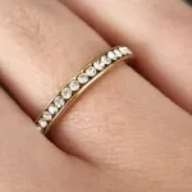 ANEL AÇO DOURADO MEIA ALIANÇA COM STRASS