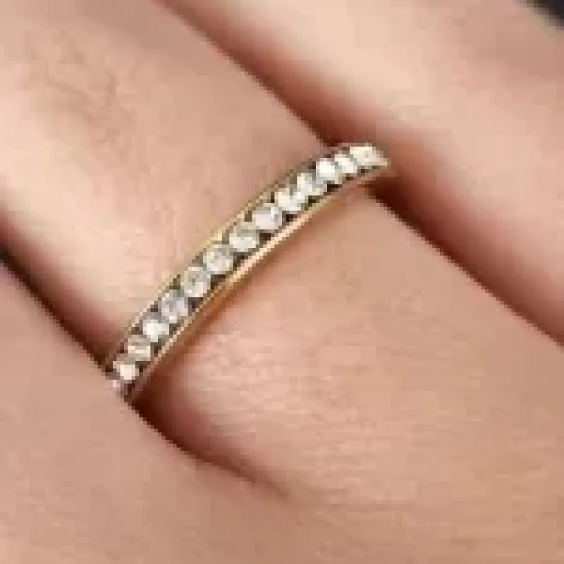ANEL AÇO DOURADO MEIA ALIANÇA COM STRASS