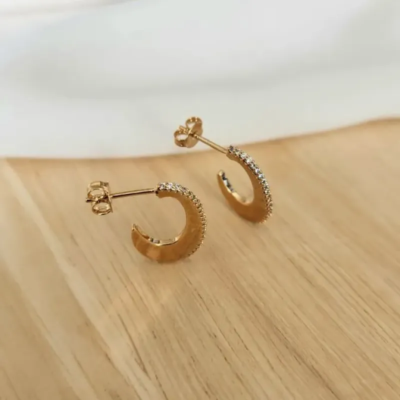 BRINCO DOURADO MEIO GOTA DETALHE MICROZIRCÔNIAS CRISTAL