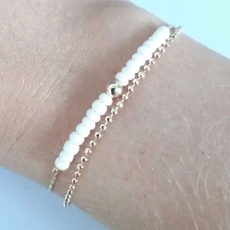 PULSEIRA DOURADA FIO DUPLO COM MIÇANGAS BRANCAS