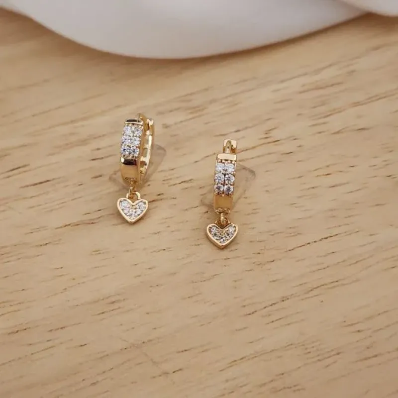 BRINCO ARGOLINHA CORAÇÃO CRAVEJADO EM ZIRCÔNIAS