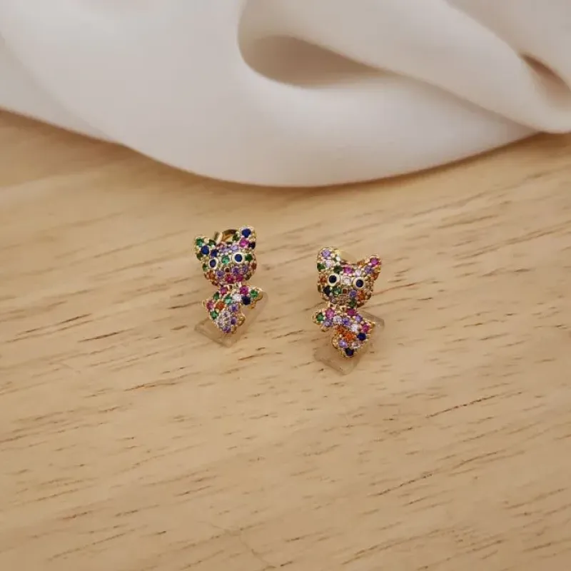 BRINCO GATINHO CRAVEJADO EM ZIRCÔNIAS COLORIDAS