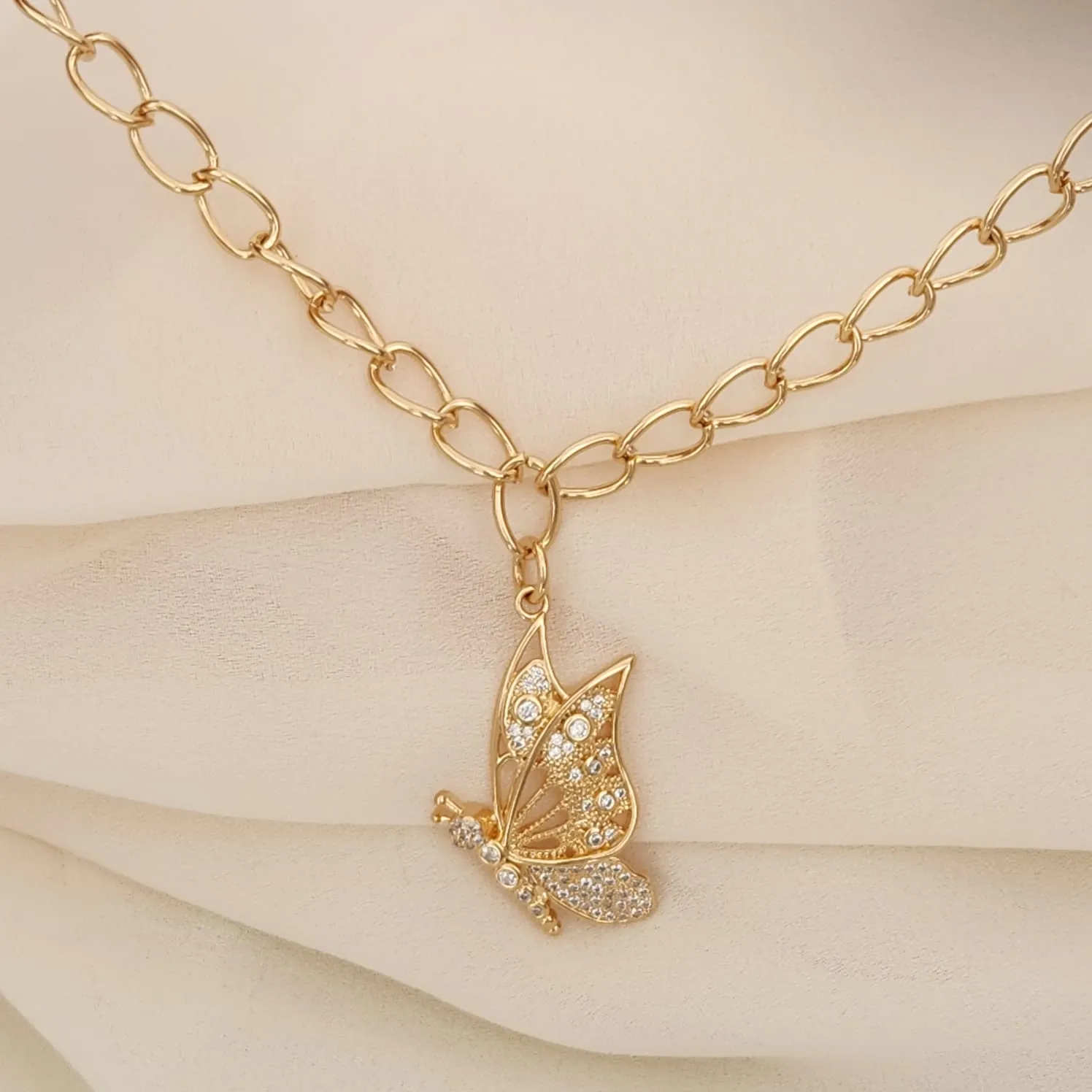 PULSEIRA DURADA ELOS GRANDES PINGENTE BORBOLETA