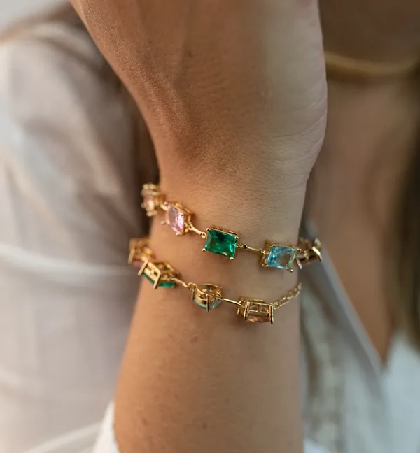 PULSEIRA DOURADA PEDRAS QUADRADO E CORAÇÃO COLORIDOS