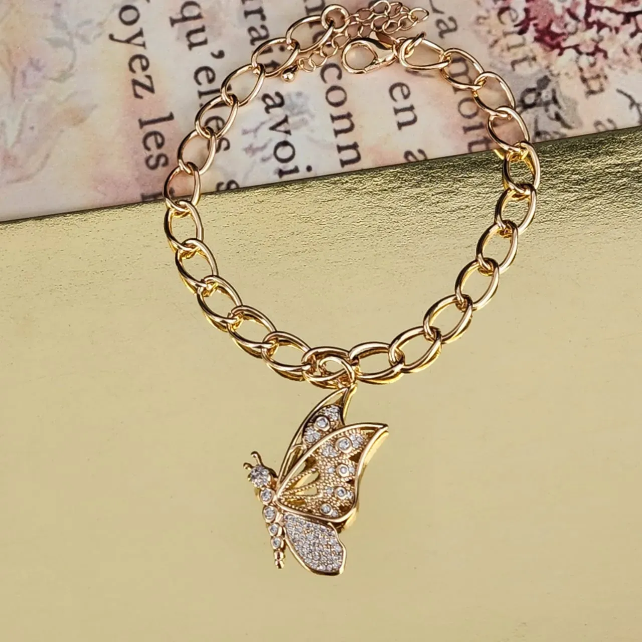 PULSEIRA DURADA ELOS GRANDES PINGENTE BORBOLETA