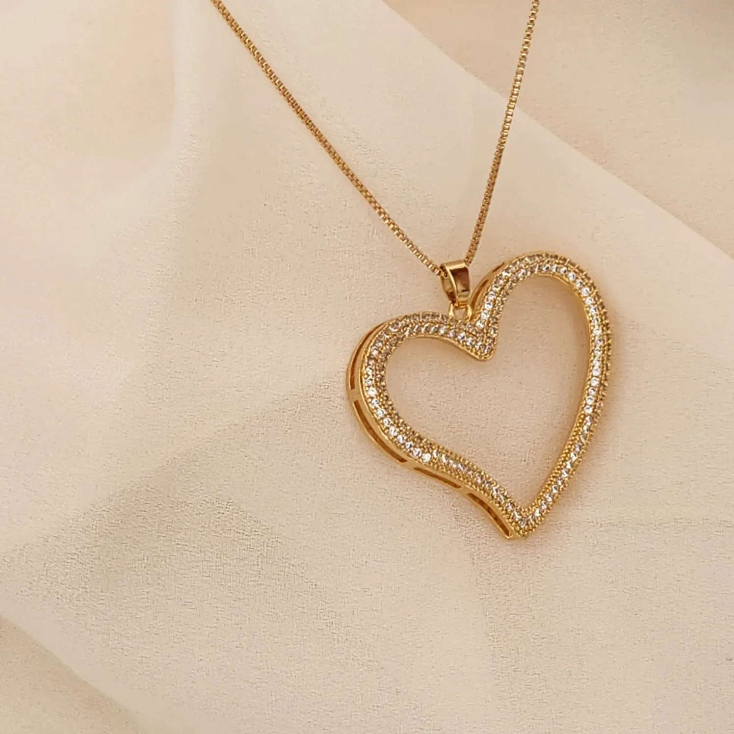 COLAR DOURADO CORAÇÃO MICROZIRCÔNIAS CRISTAL