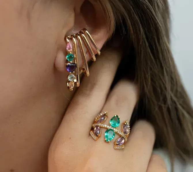 ANEL DOURADO ZIRCÔNIAS AMETISTA E PRASIOLITA CRAVEJADO EM MICROZIRCÔNIAS CRISTAL