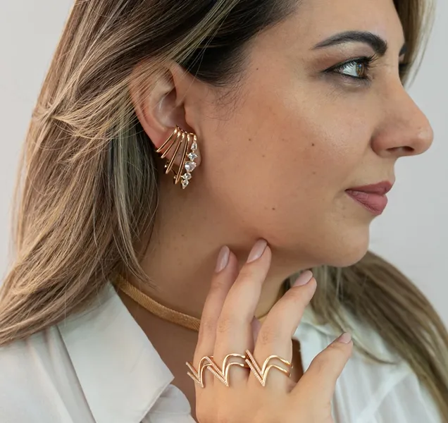 BRINCO DOURADO EAR CUFF CRAVEJADO EM NAVETES CRISTAL