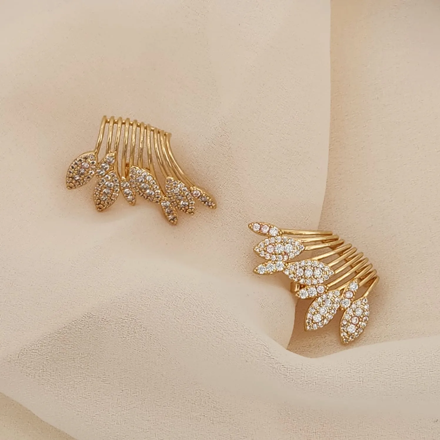 BRINCO DOURADO EAR CUFF CRAVEJADO EM NAVETES CRISTAL