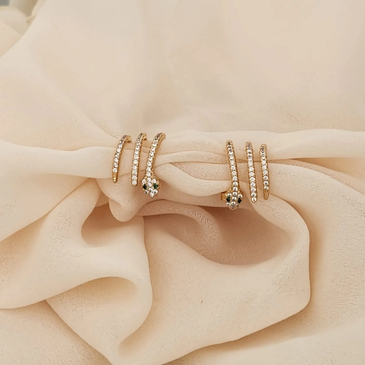BRINCO DOURADO EAR CUFF COBRA ZIRCÔNIAS