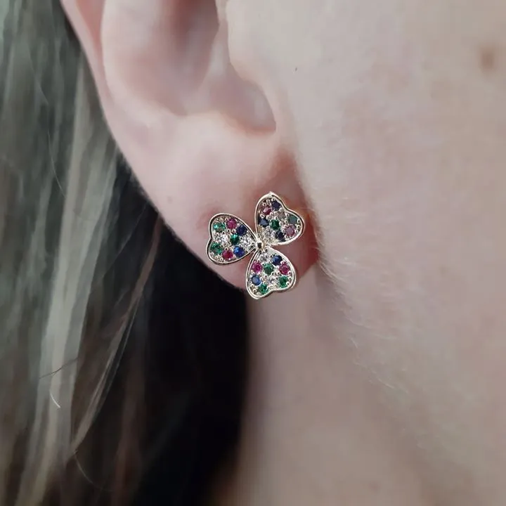BRINCO DOURADO TREVO CORAÇÃO CRAVEJADO EM MICROZIRCÔNIAS MULTICOLORIDAS