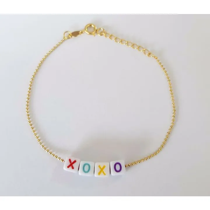 PULSEIRA BOLINHAS COM LETRAS LEITOSAS XOXO