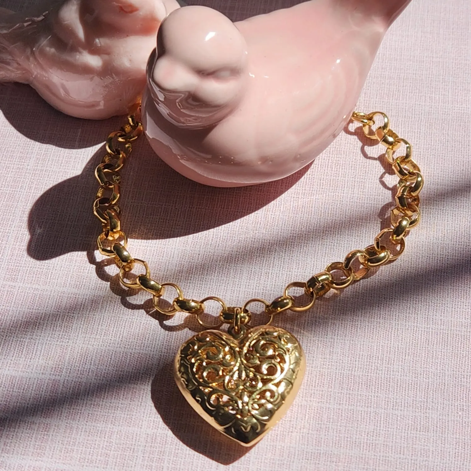 PULSEIRA DOURADA PINGENTE CORAÇÃO VAZADO