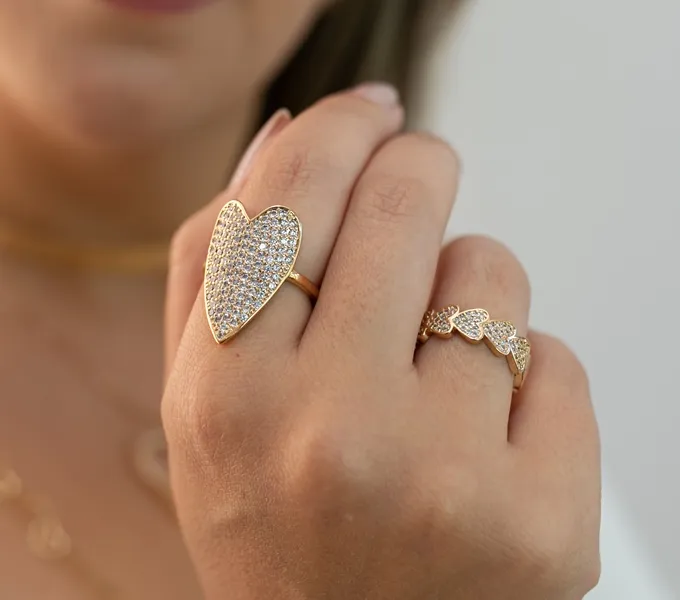 ANEL DOURADO CORAÇÃO GRANDE CRAVEJADO EM MICROZIRCÔNIAS CRISTAL