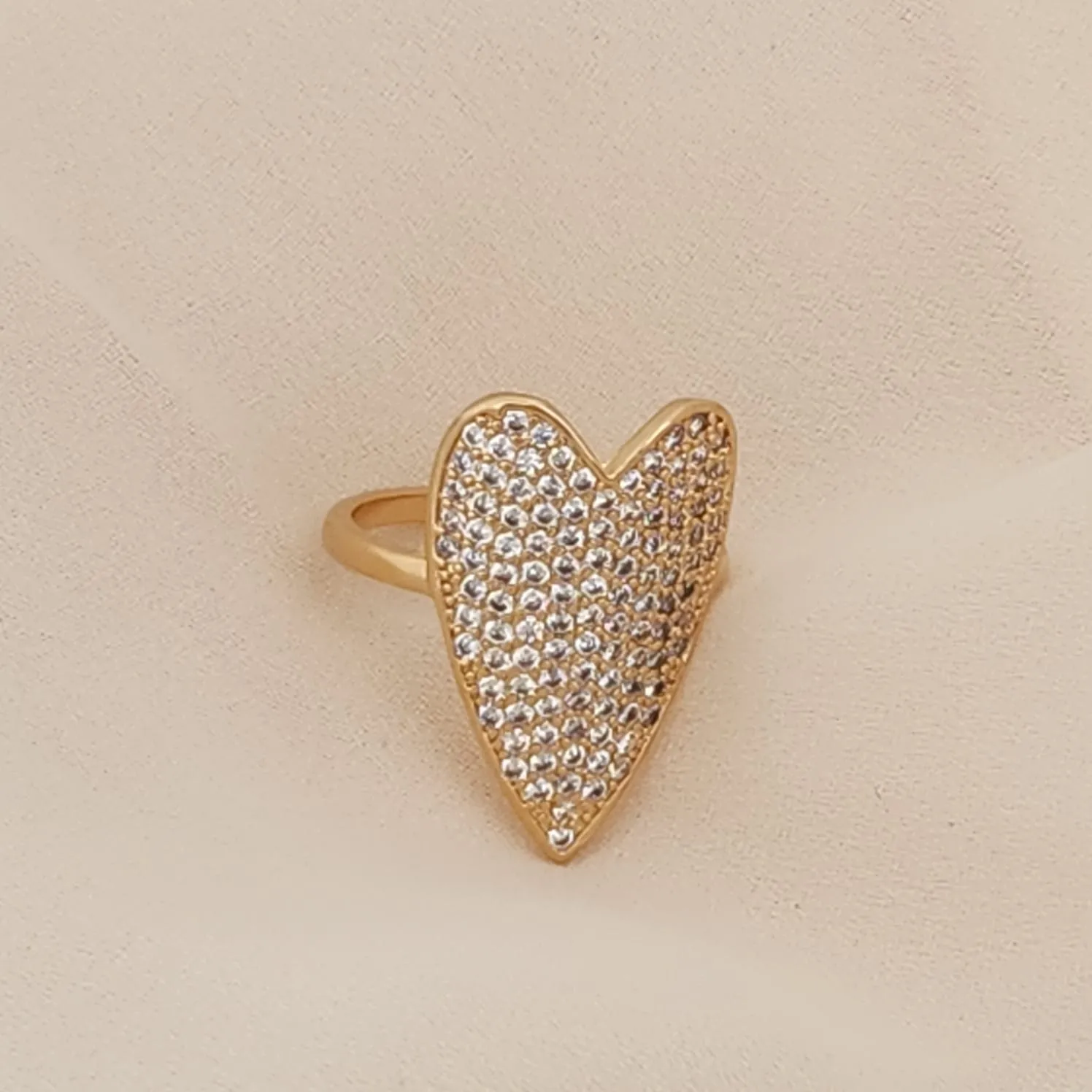ANEL DOURADO CORAÇÃO GRANDE CRAVEJADO EM MICROZIRCÔNIAS CRISTAL