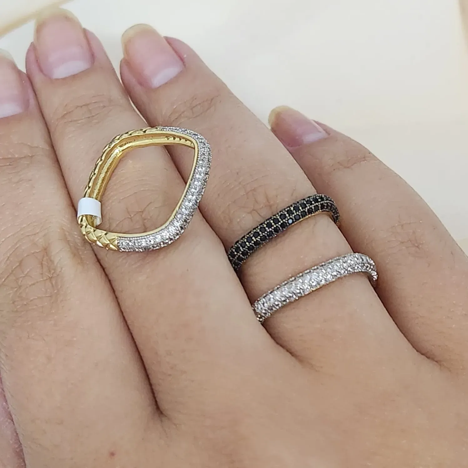 ANEL DOURADO QUADRADO CRAVEJADO MICROZIRCÔNIAS