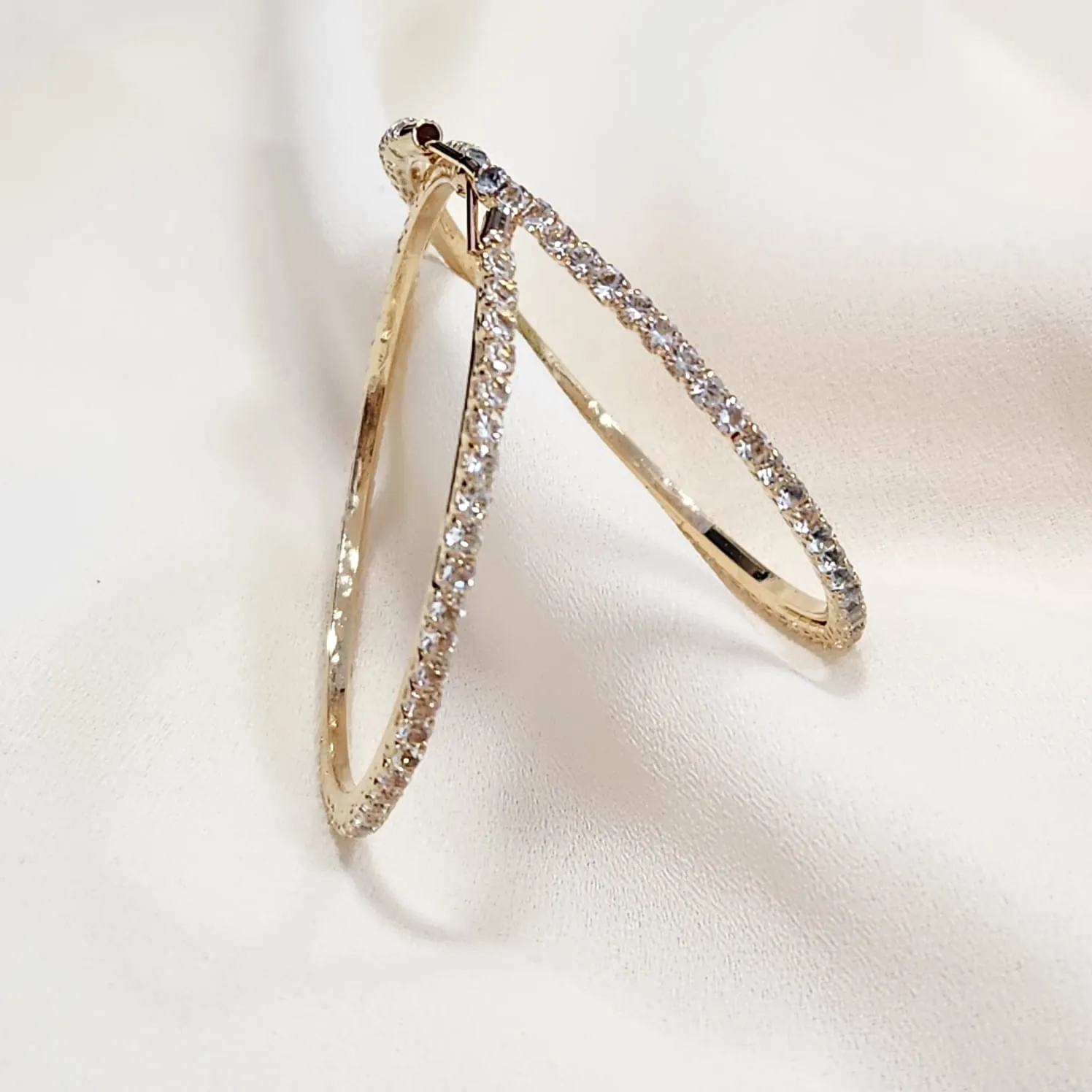 ARGOLA DOURADA CRAVEJADA EM ZIRCÔNIAS CRISTAL 4,5CM