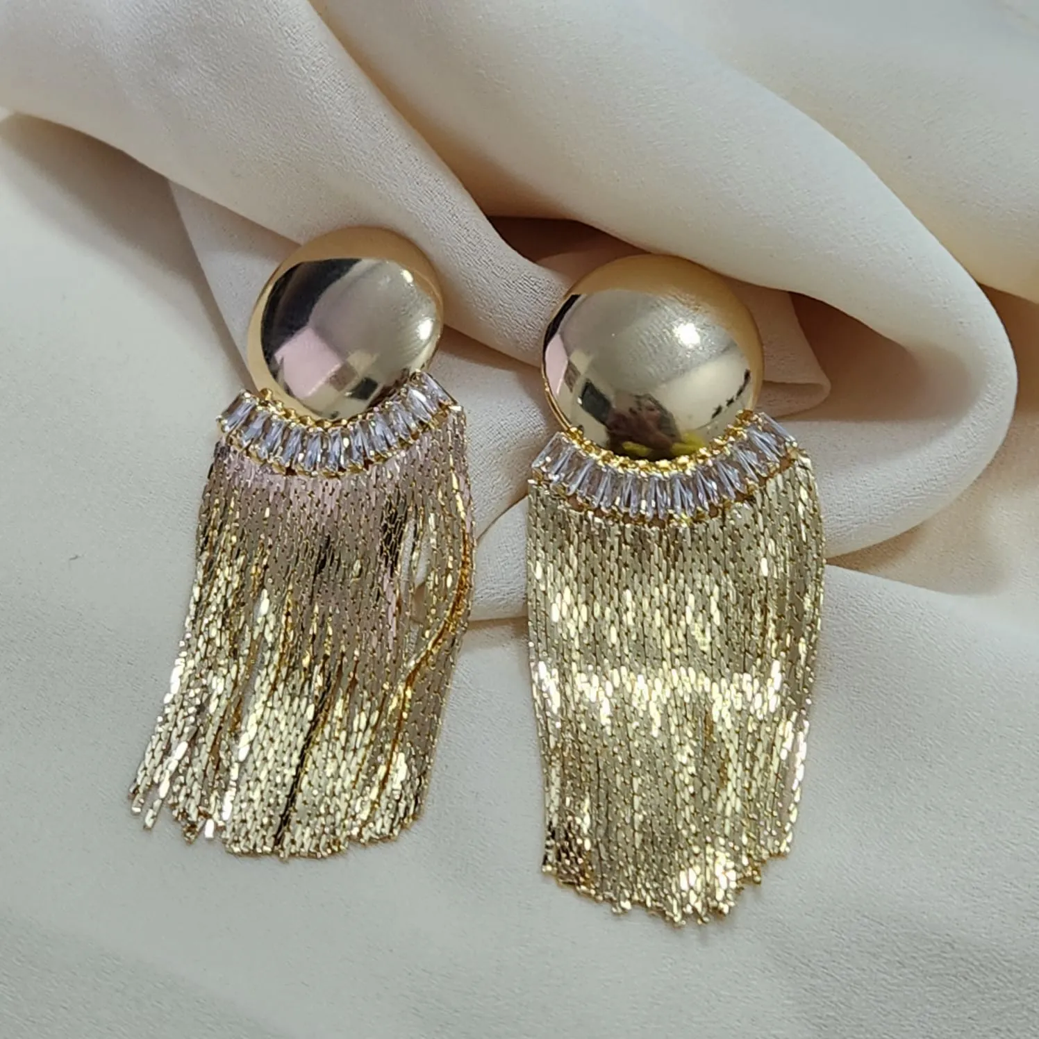 BRINCO DOURADO FRANJA CRAVEJADA EM ZIRCÔNIAS CRISTAL