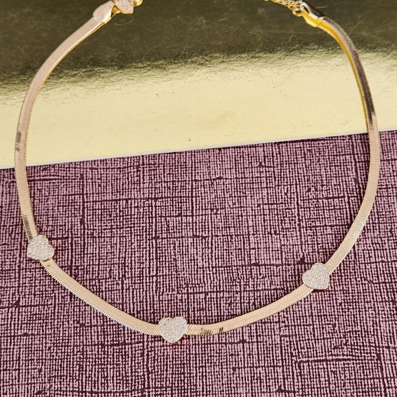 COLAR CHOKER MALHA DOURADO CORAÇÕES MICROZIRCÔNIAS CRISTAL
