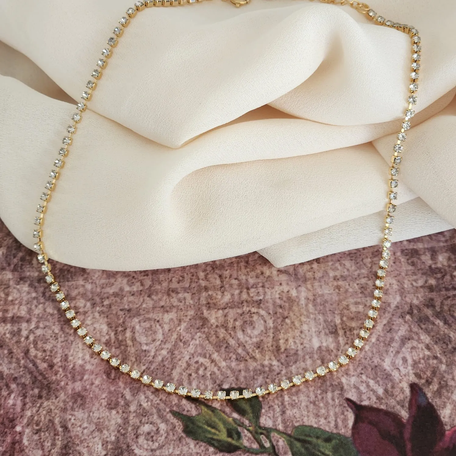 COLAR DOURADO CHOCKER CORRENTE CRAVEJADA EM MICROZIRCÔNIAS CRISTAL
